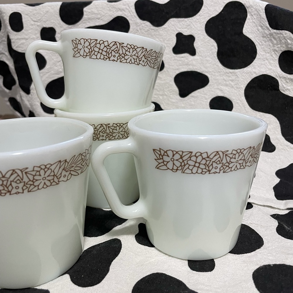 Vintage flower Pyrex milk glass mugs - Picture 2 of 4